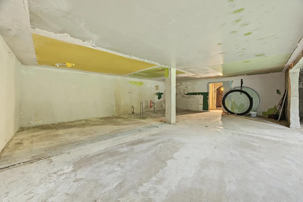 În 1977, „omul cavernelor” a construit o casă subterană, din pietre adunate, ca să reducă facturile. Acum, se vinde cu doar 59.000 de $ 1107424