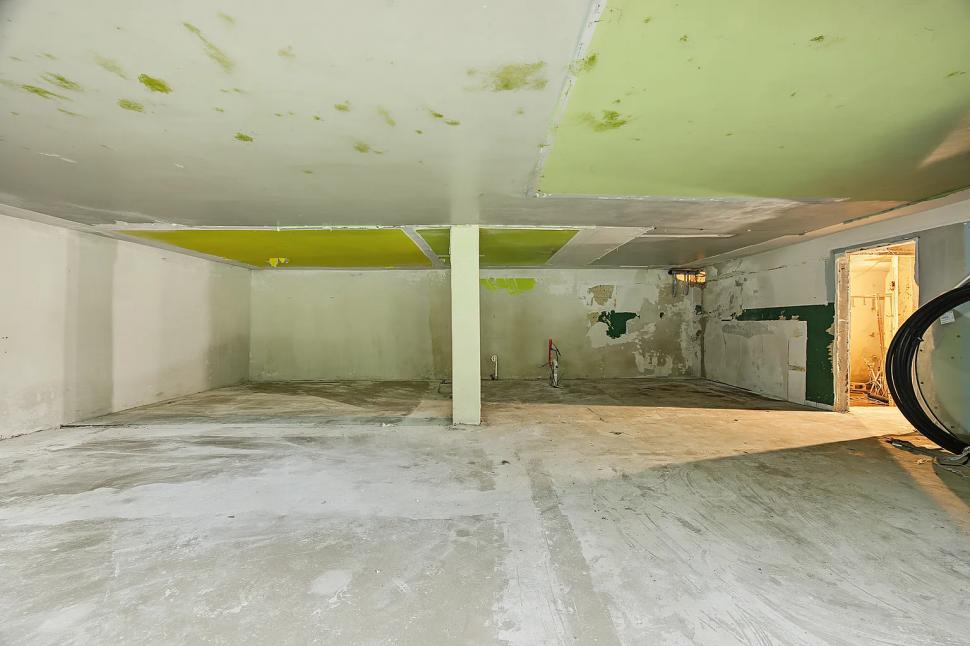 În 1977, „omul cavernelor” a construit o casă subterană, din pietre adunate, ca să reducă facturile. Acum, se vinde cu doar 59.000 de $ 1107426