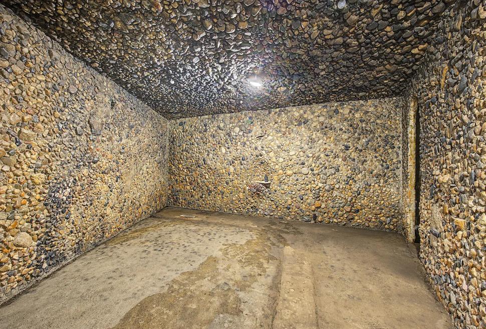În 1977, „omul cavernelor” a construit o casă subterană, din pietre adunate, ca să reducă facturile. Acum, se vinde cu doar 59.000 de $ 1107427