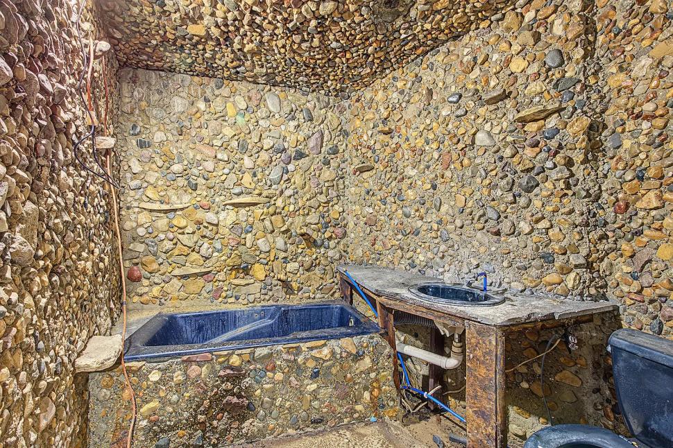 În 1977, „omul cavernelor” a construit o casă subterană, din pietre adunate, ca să reducă facturile. Acum, se vinde cu doar 59.000 de $ 1107429