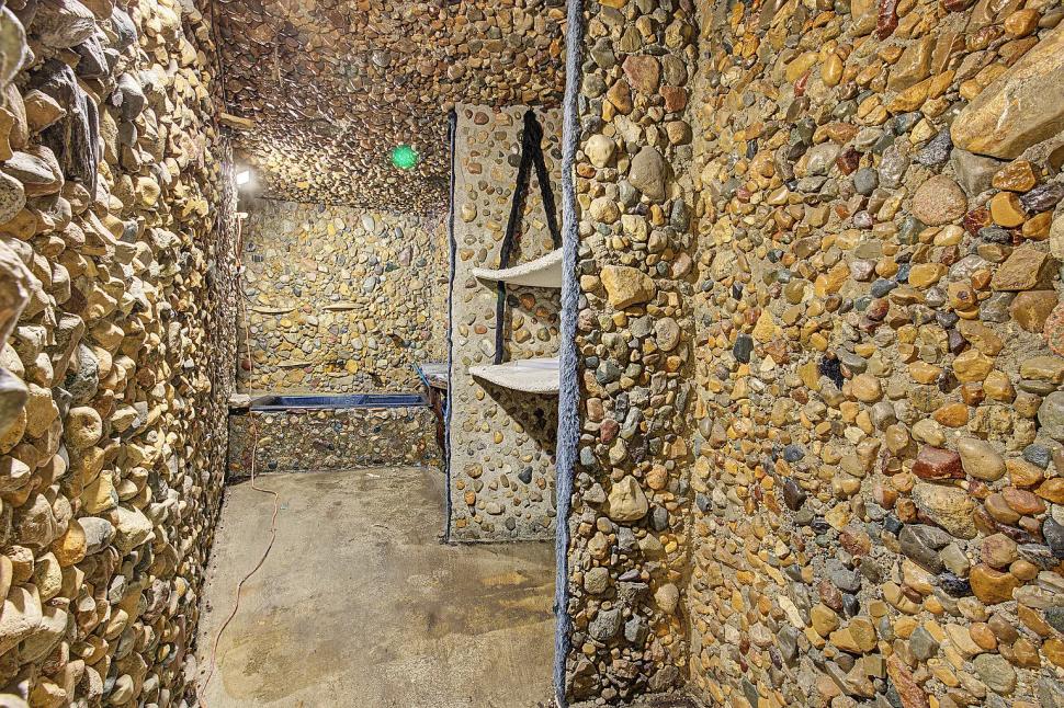În 1977, „omul cavernelor” a construit o casă subterană, din pietre adunate, ca să reducă facturile. Acum, se vinde cu doar 59.000 de $ 1107430