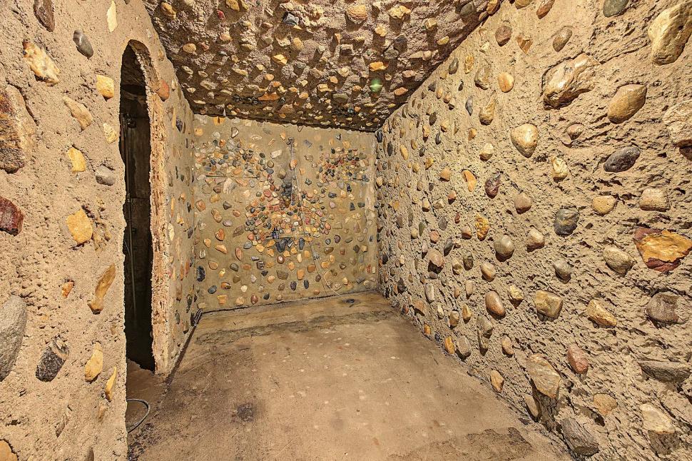 În 1977, „omul cavernelor” a construit o casă subterană, din pietre adunate, ca să reducă facturile. Acum, se vinde cu doar 59.000 de $ 1107431