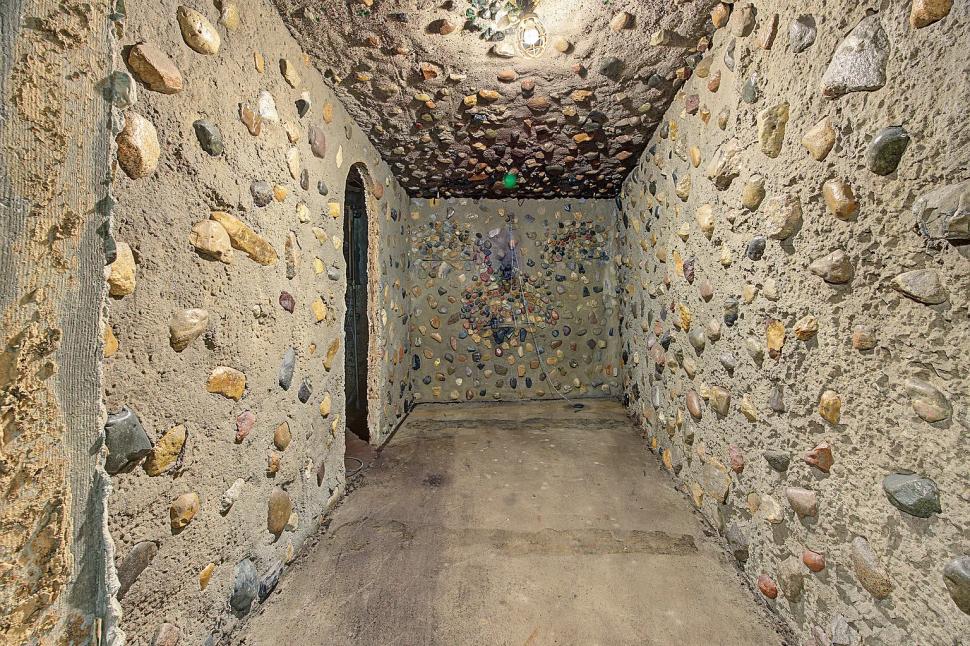 În 1977, „omul cavernelor” a construit o casă subterană, din pietre adunate, ca să reducă facturile. Acum, se vinde cu doar 59.000 de $ 1107432