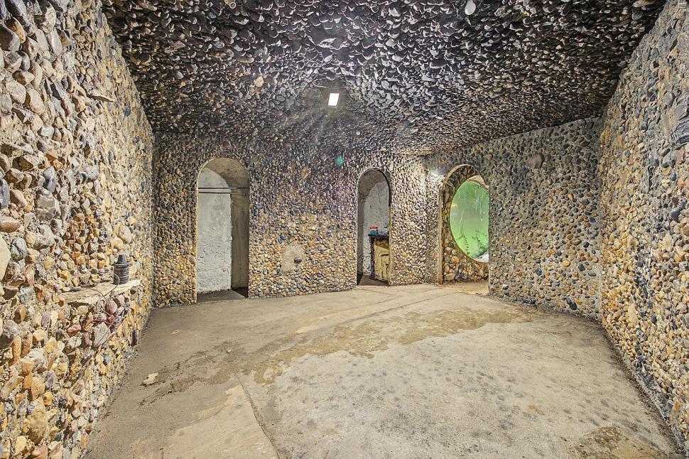 În 1977, „omul cavernelor” a construit o casă subterană, din pietre adunate, ca să reducă facturile. Acum, se vinde cu doar 59.000 de $ 1107433