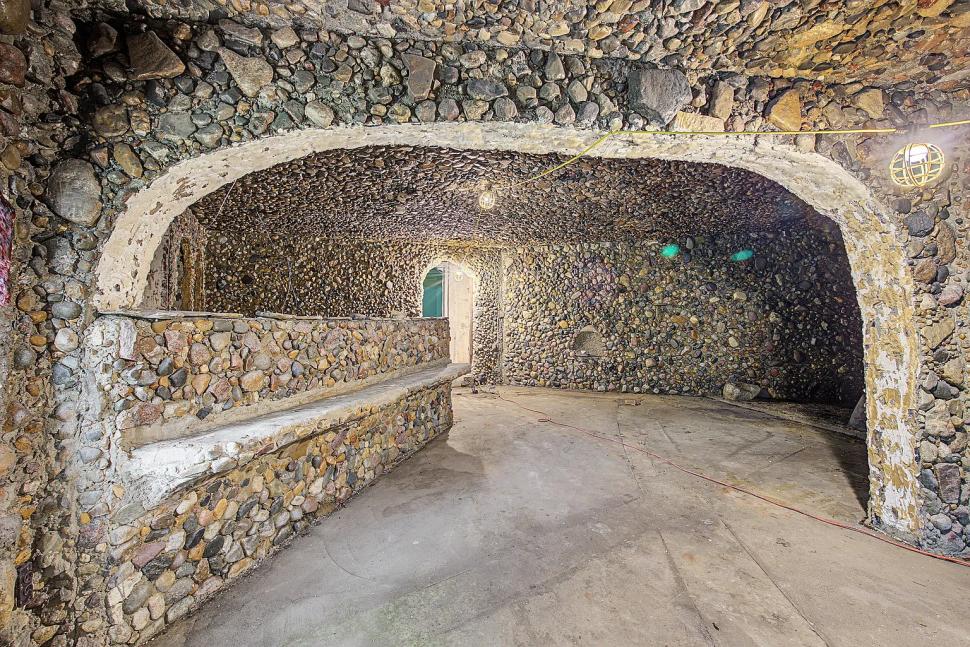 În 1977, „omul cavernelor” a construit o casă subterană, din pietre adunate, ca să reducă facturile. Acum, se vinde cu doar 59.000 de $ 1107434