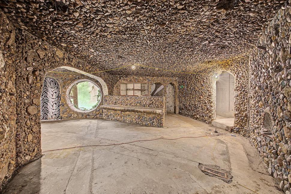 În 1977, „omul cavernelor” a construit o casă subterană, din pietre adunate, ca să reducă facturile. Acum, se vinde cu doar 59.000 de $ 1107435
