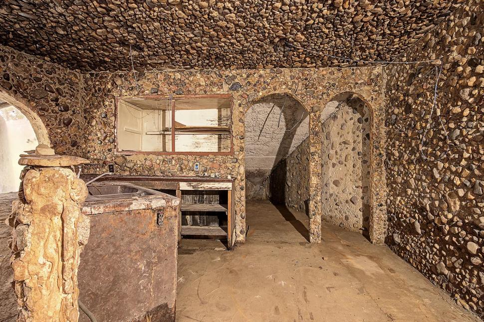 În 1977, „omul cavernelor” a construit o casă subterană, din pietre adunate, ca să reducă facturile. Acum, se vinde cu doar 59.000 de $ 1107436