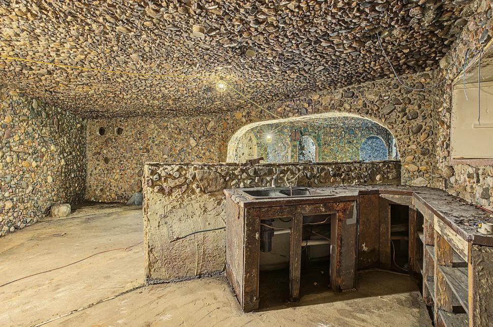 În 1977, „omul cavernelor” a construit o casă subterană, din pietre adunate, ca să reducă facturile. Acum, se vinde cu doar 59.000 de $ 1107437