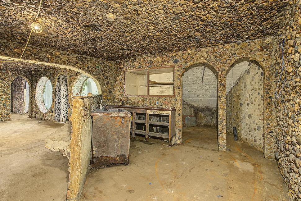 În 1977, „omul cavernelor” a construit o casă subterană, din pietre adunate, ca să reducă facturile. Acum, se vinde cu doar 59.000 de $ 1107438