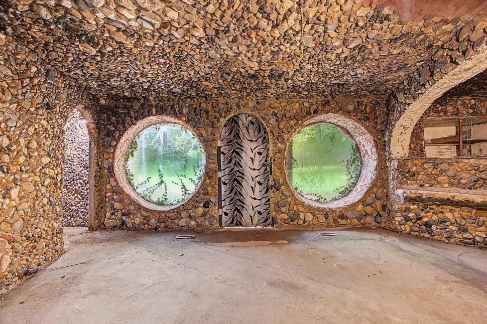 În 1977, „omul cavernelor” a construit o casă subterană, din pietre adunate, ca să reducă facturile. Acum, se vinde cu doar 59.000 de $ 1107439