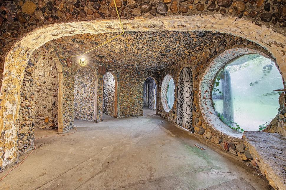 În 1977, „omul cavernelor” a construit o casă subterană, din pietre adunate, ca să reducă facturile. Acum, se vinde cu doar 59.000 de $ 1107440
