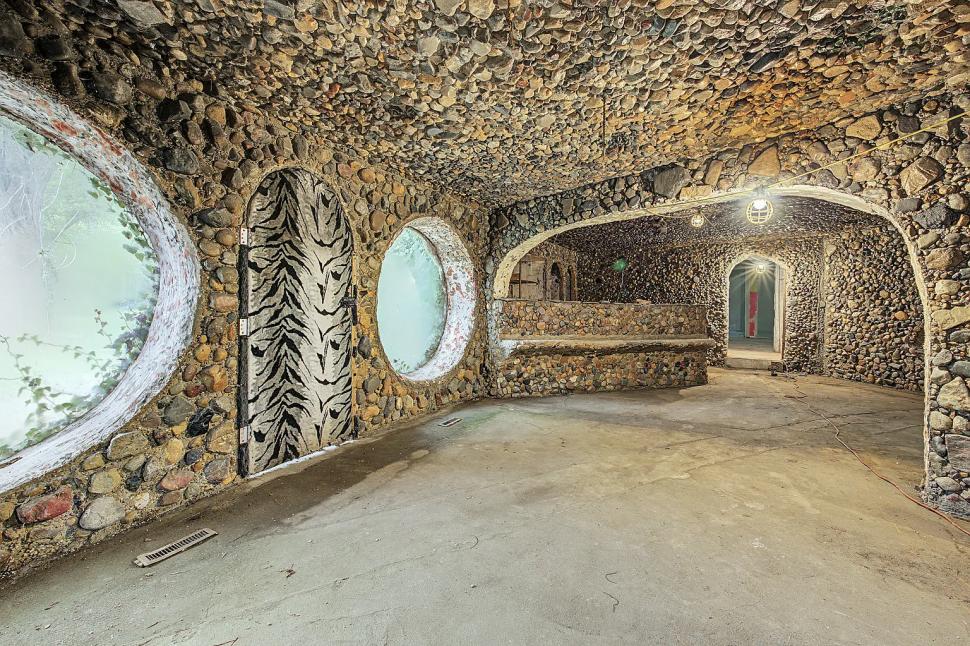În 1977, „omul cavernelor” a construit o casă subterană, din pietre adunate, ca să reducă facturile. Acum, se vinde cu doar 59.000 de $ 1107441