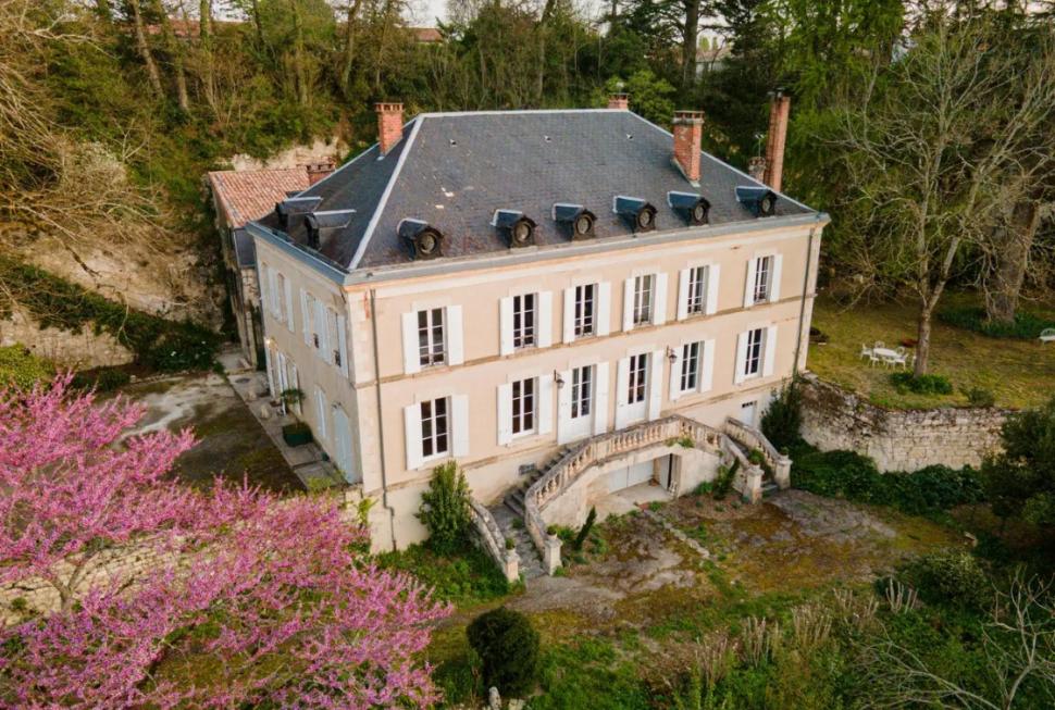 La 56 de ani, o femeie a lăsat totul în urmă și a cumpărat un castel în Franța. L-a transformat în casa visurilor și o afacere prosperă 1107308