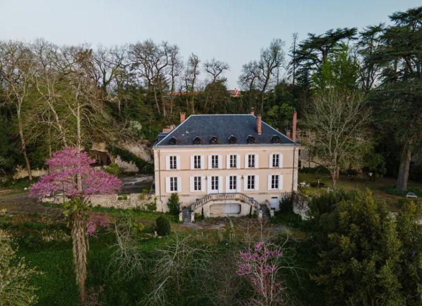 La 56 de ani, o femeie a lăsat totul în urmă și a cumpărat un castel în Franța. L-a transformat în casa visurilor și o afacere prosperă 1107310