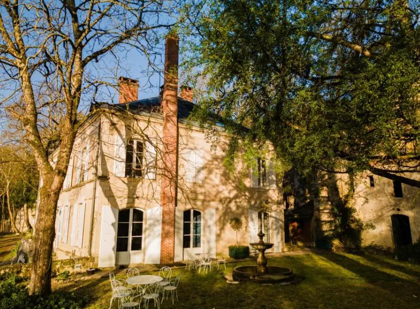 La 56 de ani, o femeie a lăsat totul în urmă și a cumpărat un castel în Franța. L-a transformat în casa visurilor și o afacere prosperă 1107311