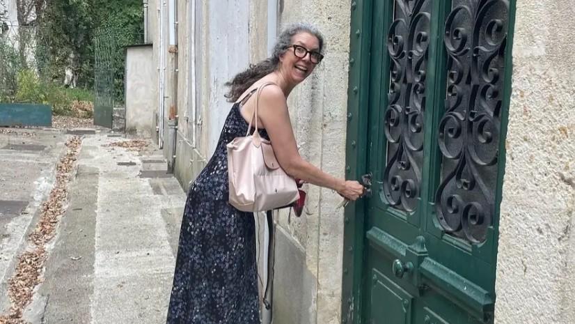 La 56 de ani, o femeie a lăsat totul în urmă și a cumpărat un castel în Franța. L-a transformat în casa visurilor și o afacere prosperă 1107312