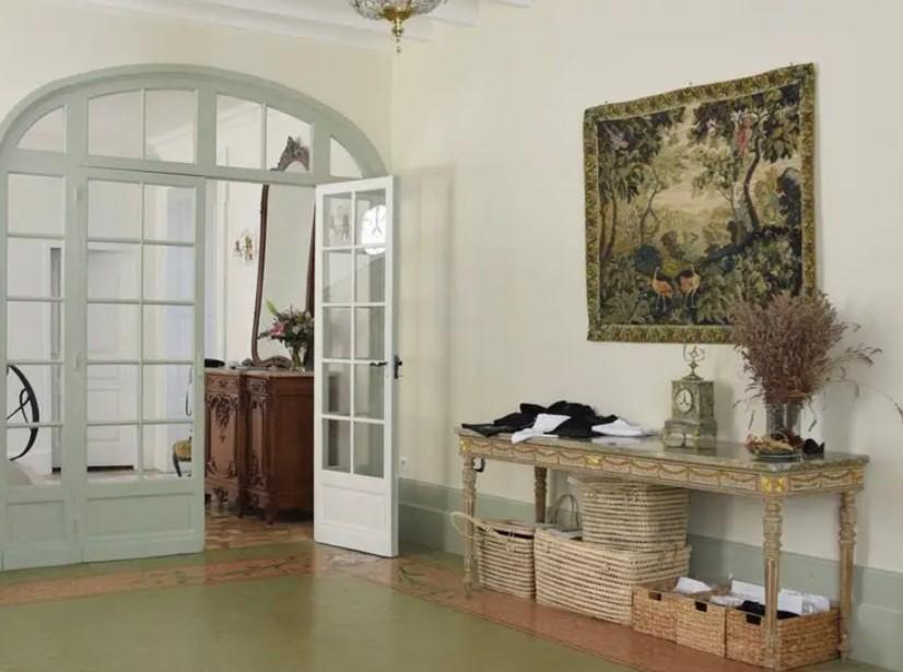 La 56 de ani, o femeie a lăsat totul în urmă și a cumpărat un castel în Franța. L-a transformat în casa visurilor și o afacere prosperă 1107313