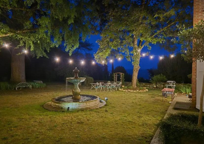 La 56 de ani, o femeie a lăsat totul în urmă și a cumpărat un castel în Franța. L-a transformat în casa visurilor și o afacere prosperă 1107314