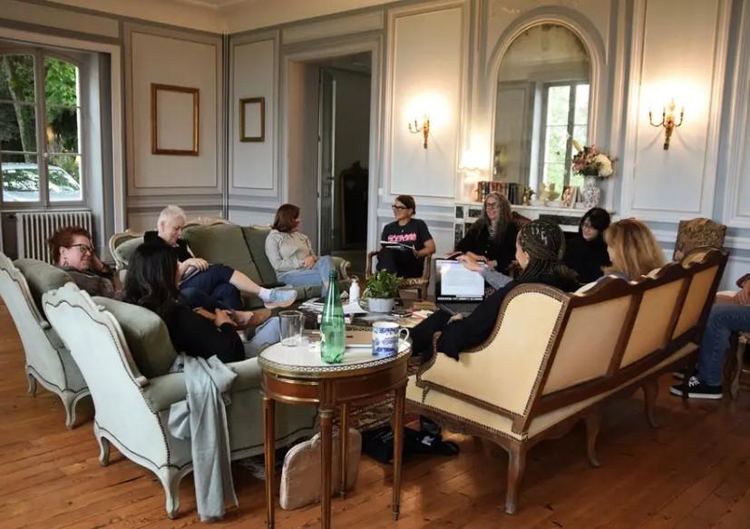 La 56 de ani, o femeie a lăsat totul în urmă și a cumpărat un castel în Franța. L-a transformat în casa visurilor și o afacere prosperă 1107315