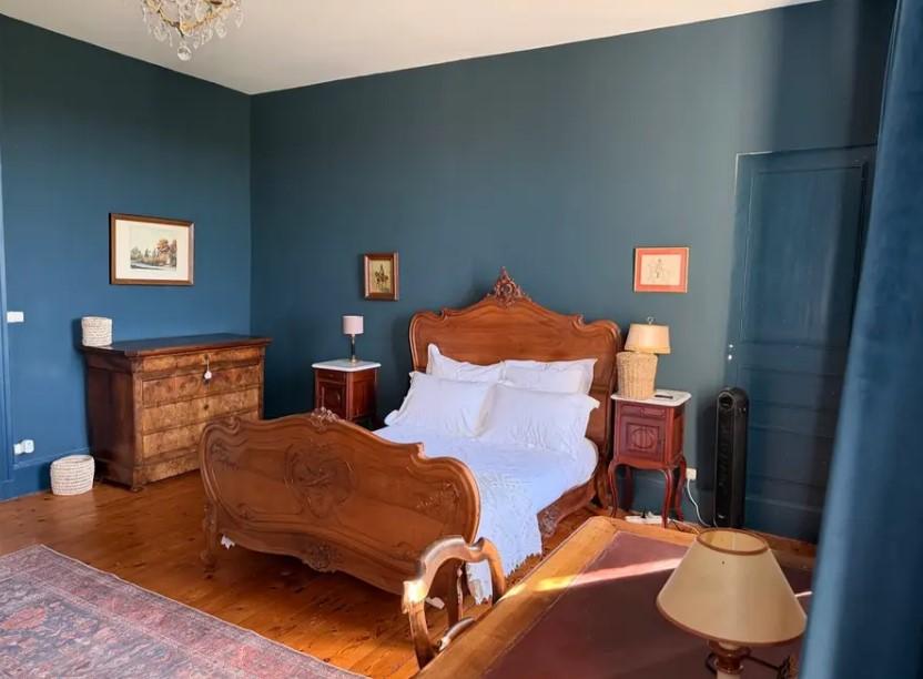 La 56 de ani, o femeie a lăsat totul în urmă și a cumpărat un castel în Franța. L-a transformat în casa visurilor și o afacere prosperă 1107317
