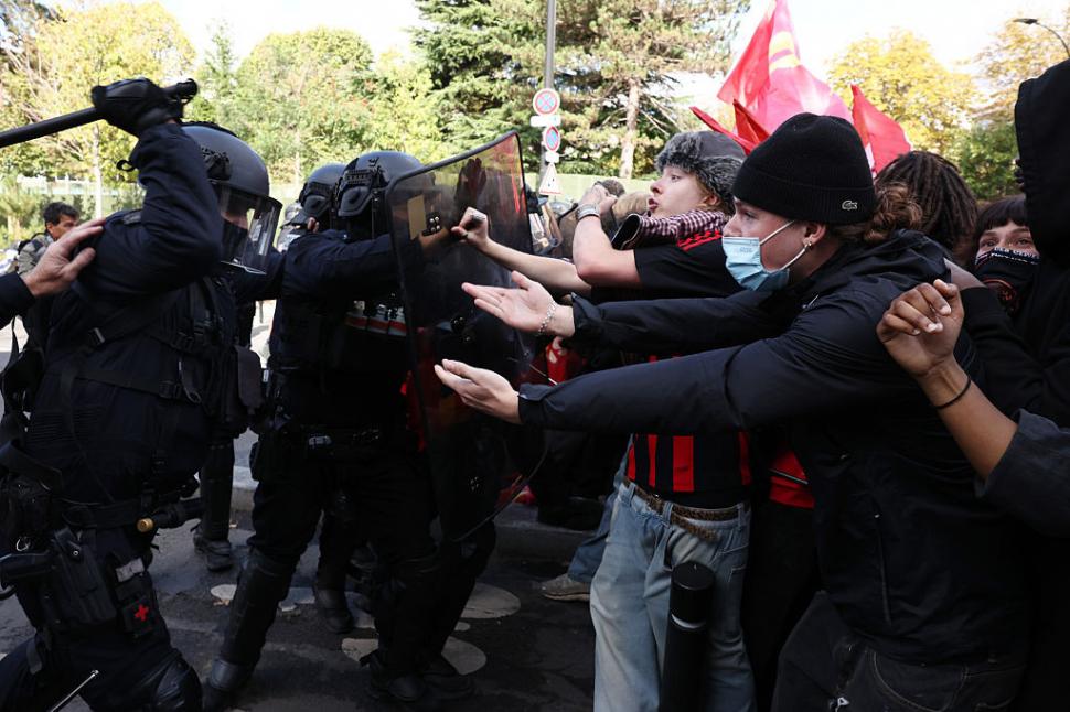 "Revoluția elevilor" din Franța s-a extins în universități. 2.000 de persoane arestate. Extrema stângă ar fi în spatele violențelor 1107250