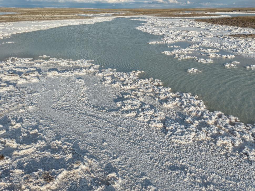 Cu o lună în urmă, devenise roz. Acum, Lacul Tuz seamănă cu o mare de zăpadă: Cum arată din dronă locul unic în lume care pare SF 1108013