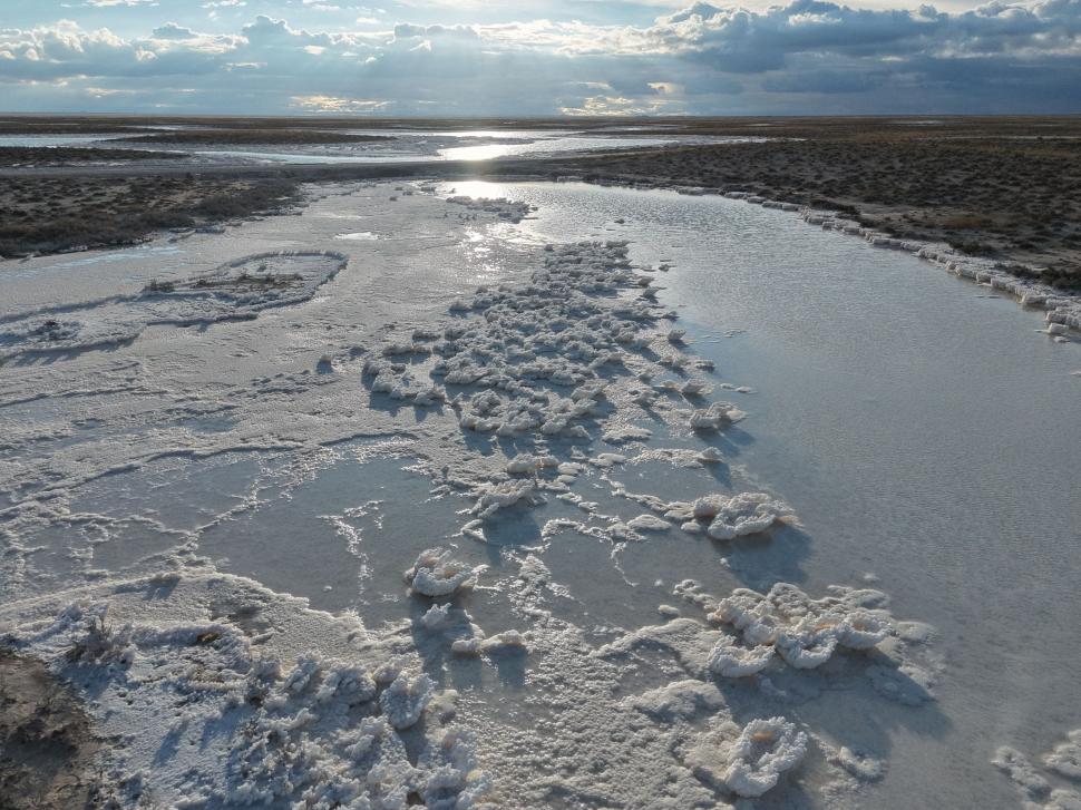 Cu o lună în urmă, devenise roz. Acum, Lacul Tuz seamănă cu o mare de zăpadă: Cum arată din dronă locul unic în lume care pare SF 1108015