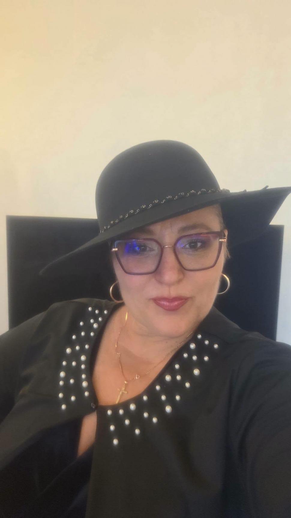 „Democrația a murit! Trăiască regina”. Diana Șoșoacă a uimit prin ținuta aleasă la consultările de la Cotroceni 1108076