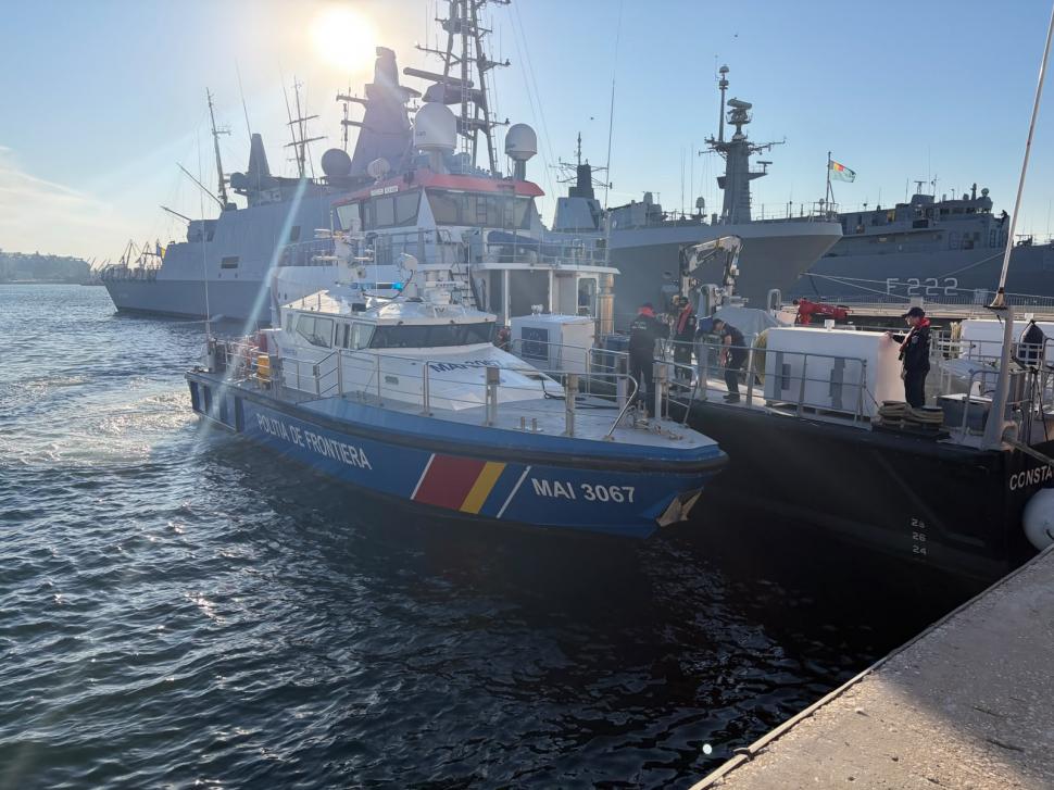 Imagini cu nava distrusă de dronele rusești în Marea Neagră. Cei 11 marinari salvați de români au ajuns la Constanța 1108094