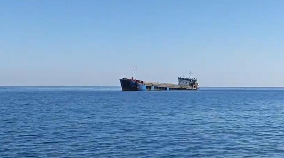 Imagini cu nava distrusă de dronele rusești în Marea Neagră. Cei 11 marinari salvați de români au ajuns la Constanța 1108095