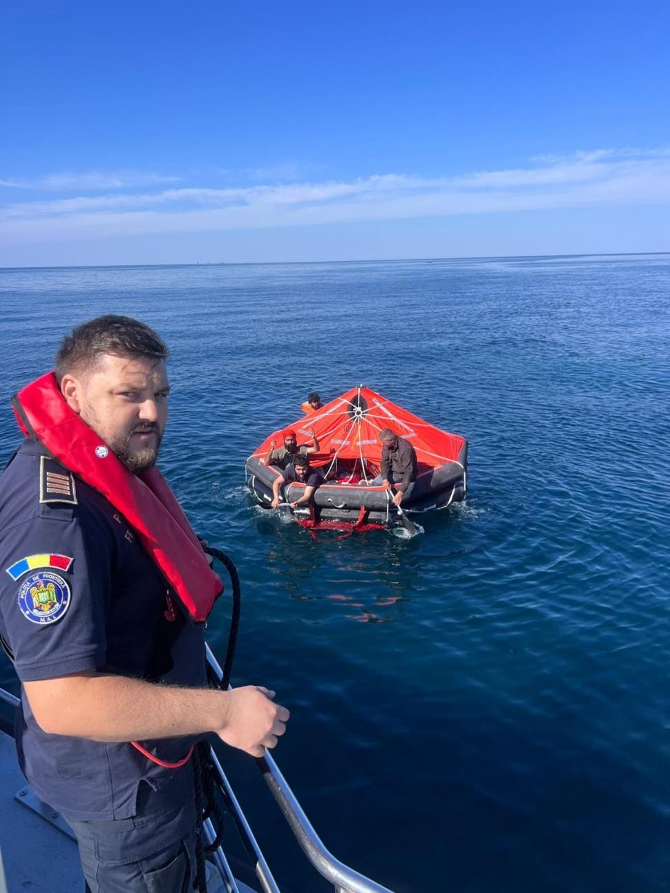 Imagini cu nava distrusă de dronele rusești în Marea Neagră. Cei 11 marinari salvați de români au ajuns la Constanța 1108097