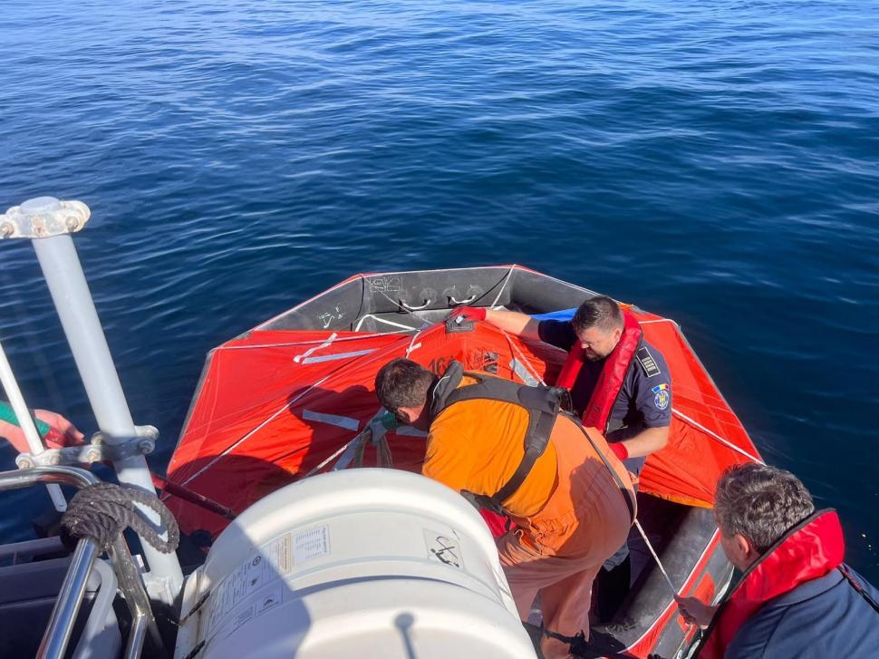 Imagini cu nava distrusă de dronele rusești în Marea Neagră. Cei 11 marinari salvați de români au ajuns la Constanța 1108099