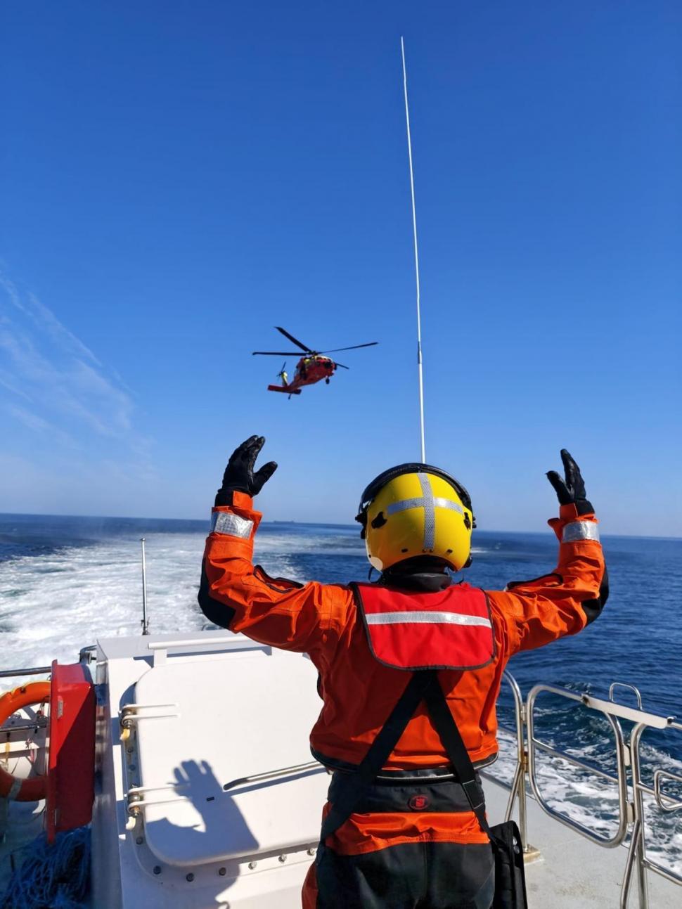 Imagini cu nava distrusă de dronele rusești în Marea Neagră. Cei 11 marinari salvați de români au ajuns la Constanța 1108100