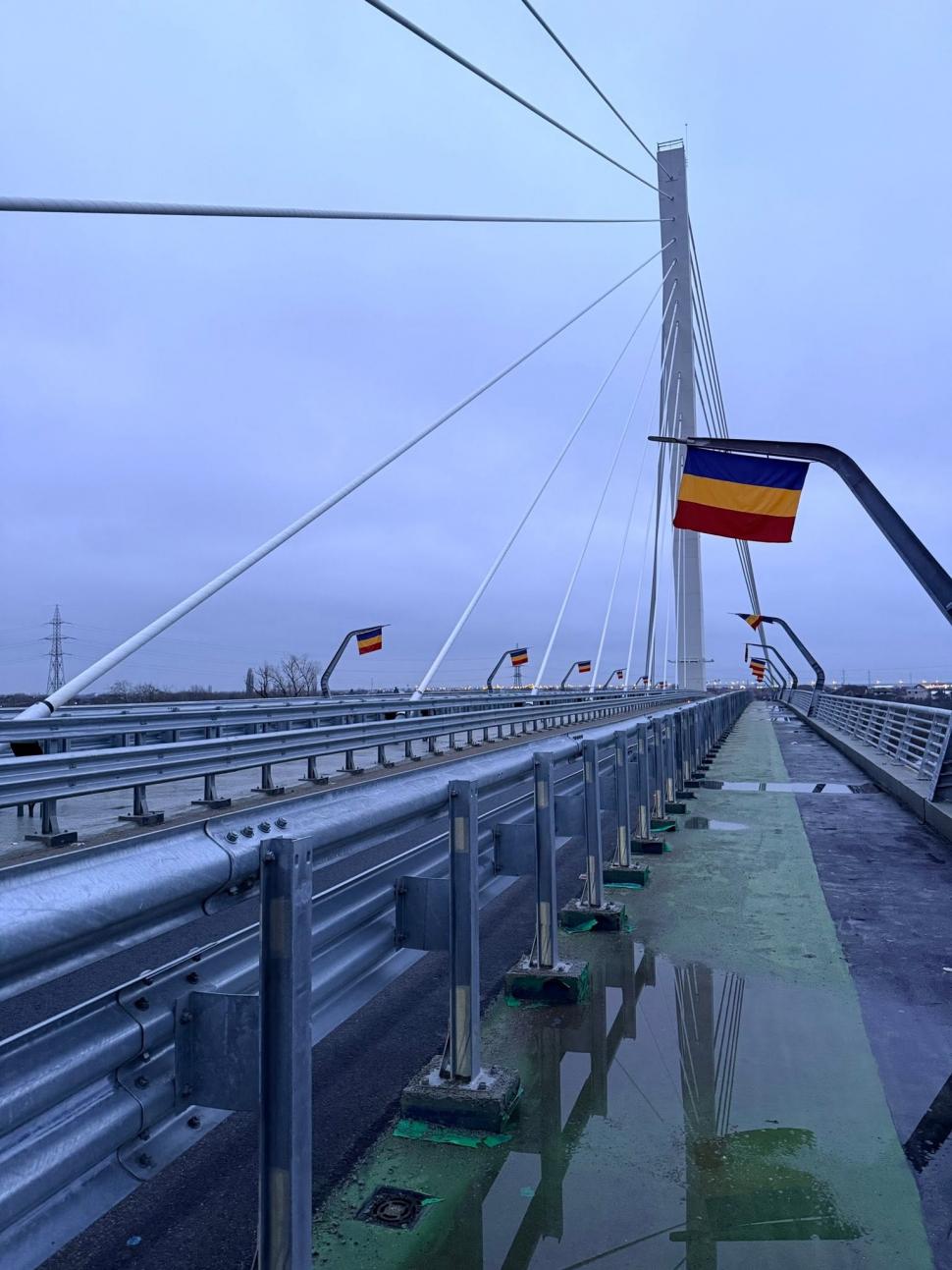 Noul pod hobanat din Arad intră în reparaţii, la nouă luni de la inaugurare. Problemele apăruseră chiar de dinainte de deschidere 1107869