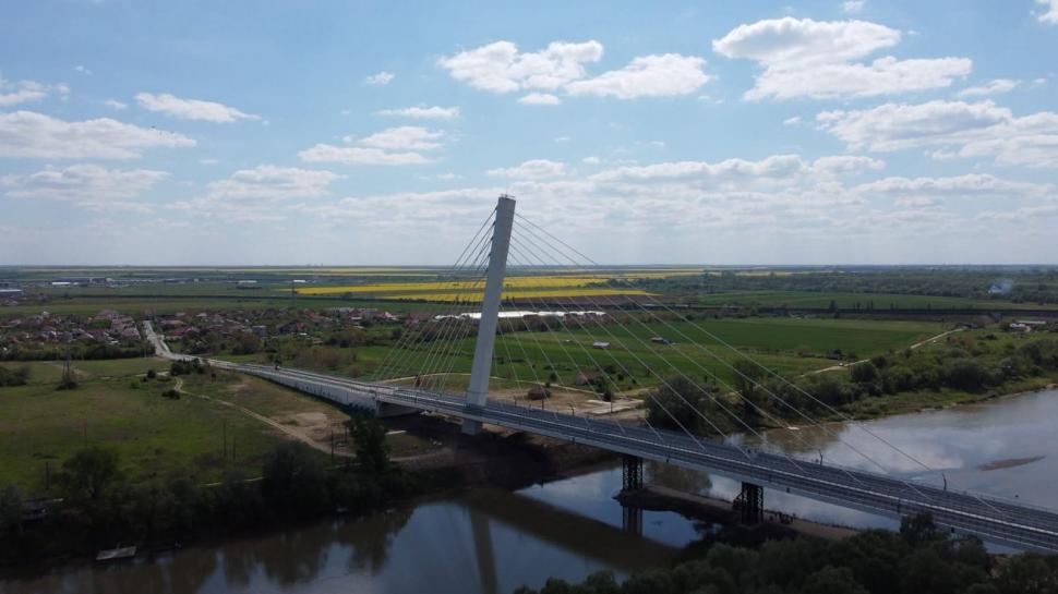Noul pod hobanat din Arad intră în reparaţii, la nouă luni de la inaugurare. Problemele apăruseră chiar de dinainte de deschidere 1107870