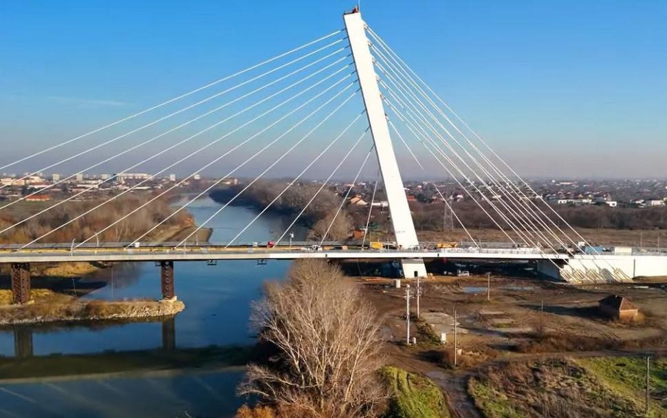 Noul pod hobanat din Arad intră în reparaţii, la nouă luni de la inaugurare. Problemele apăruseră chiar de dinainte de deschidere 1107871