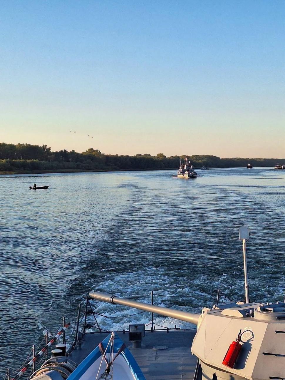Peste 20 de nave și ambarcațiuni participă la exerciţiul Danube Protector, pe brațul Sfântu Gheorghe. Scenariul: respingerea inamicului 1107900
