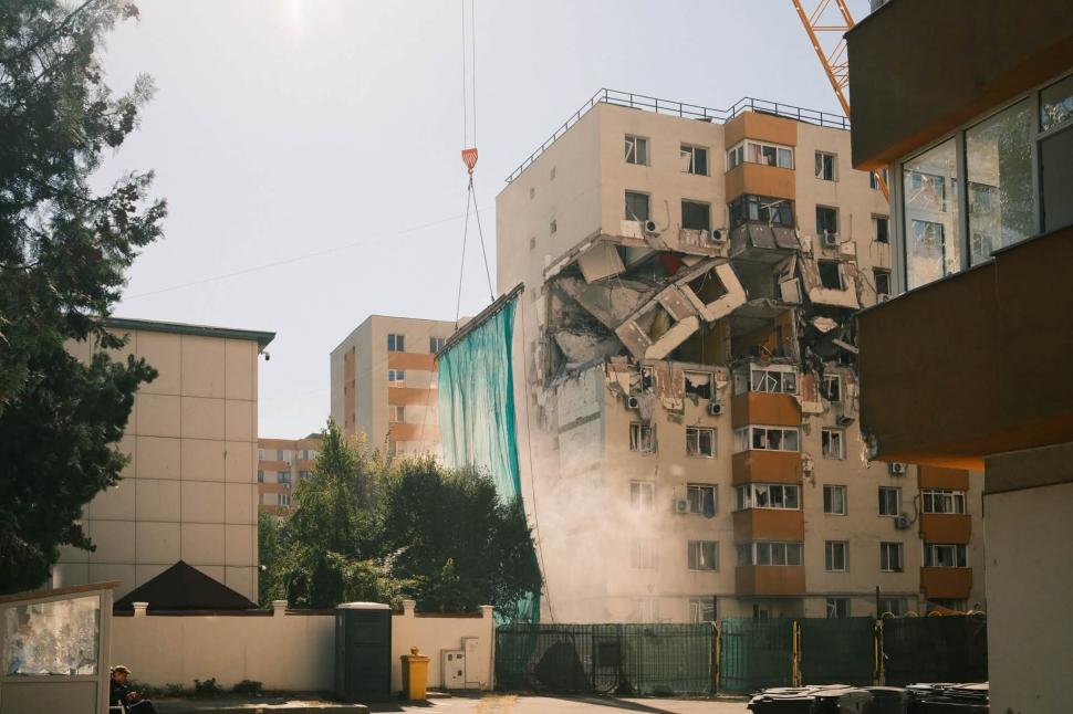 Primele imagini de la demolarea blocului care a explodat în Rahova. Imobilul rămâne fără etajele superioare 1107983