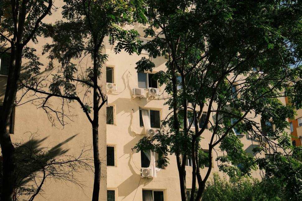 Primele imagini de la demolarea blocului care a explodat în Rahova. Imobilul rămâne fără etajele superioare 1107984