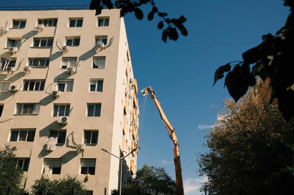 Primele imagini de la demolarea blocului care a explodat în Rahova. Imobilul rămâne fără etajele superioare 1107985