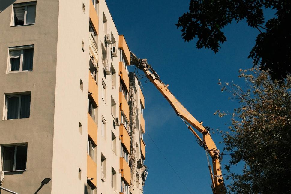 Primele imagini de la demolarea blocului care a explodat în Rahova. Imobilul rămâne fără etajele superioare 1107986
