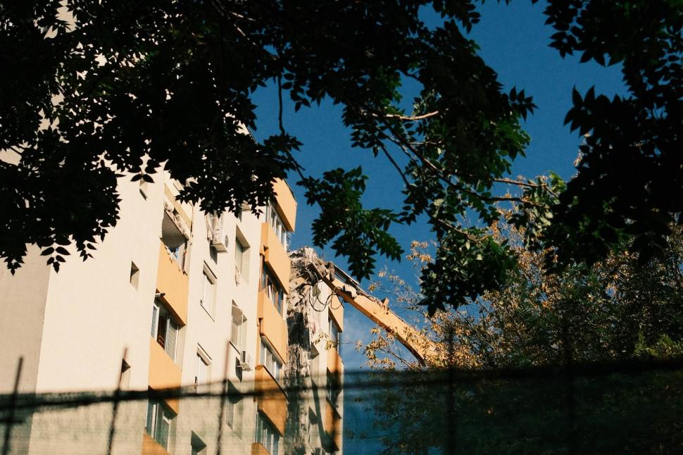 Primele imagini de la demolarea blocului care a explodat în Rahova. Imobilul rămâne fără etajele superioare 1107987