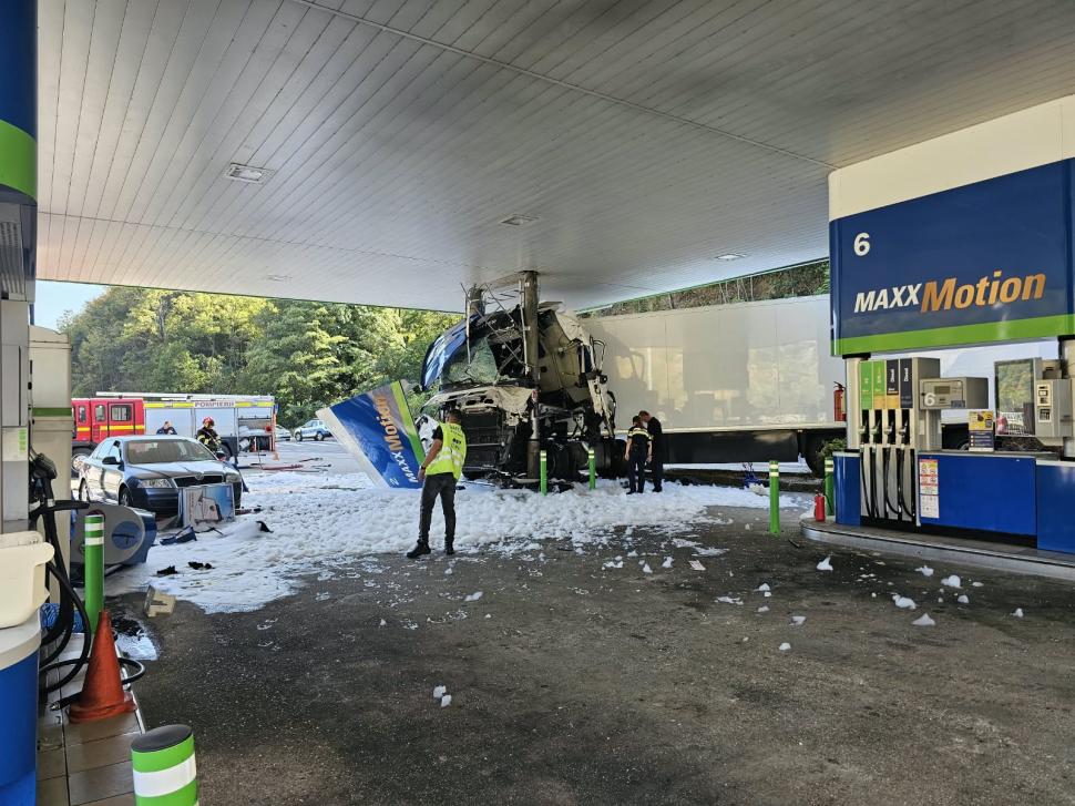 Accident grav la OMV, pe Valea Oltului. Un camion a lovit o pompă, în benzinărie: S-a scurs combustibil, traficul e blocat 1108385