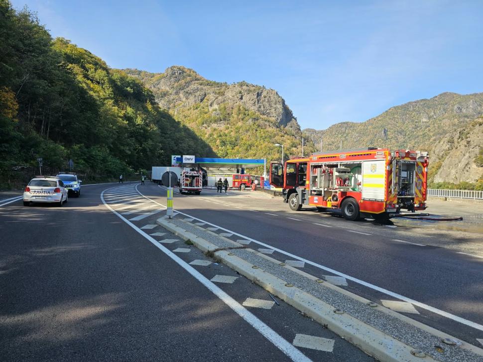 Accident grav la OMV, pe Valea Oltului. Un camion a lovit o pompă, în benzinărie: S-a scurs combustibil, traficul e blocat 1108387