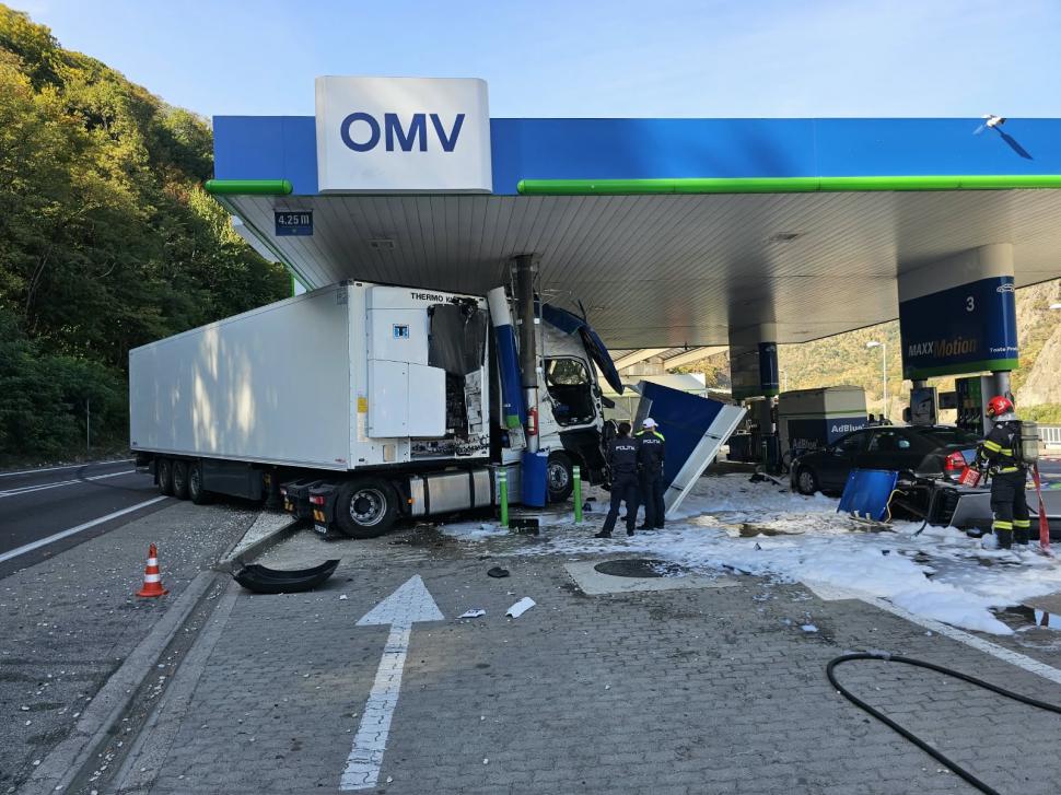 Accident grav la OMV, pe Valea Oltului. Un camion a lovit o pompă, în benzinărie: S-a scurs combustibil, traficul e blocat 1108388