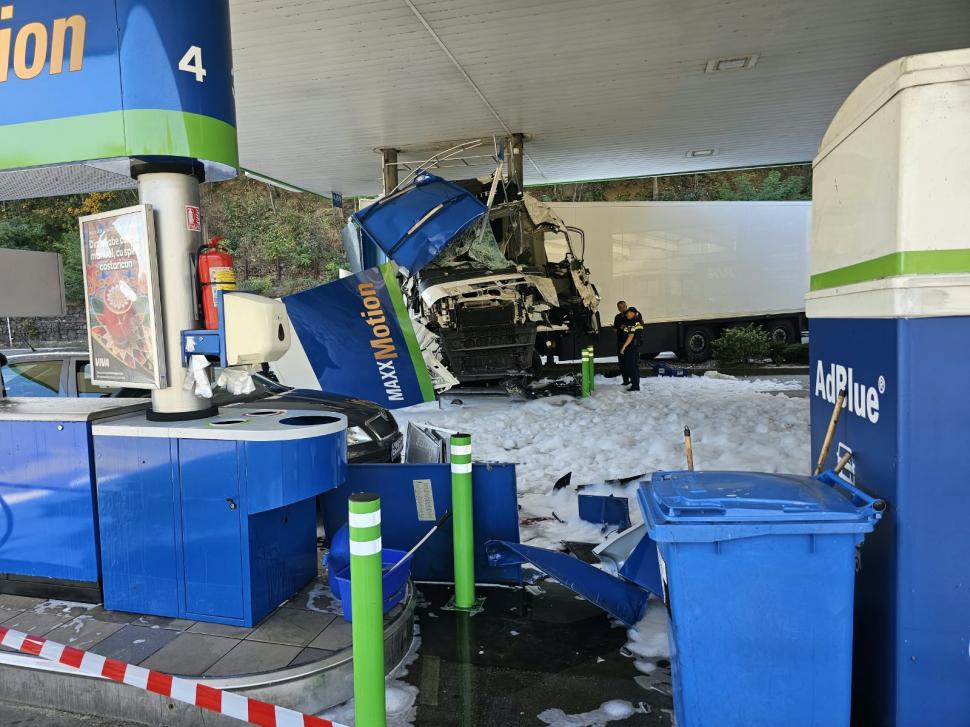 Accident grav la OMV, pe Valea Oltului. Un camion a lovit o pompă, în benzinărie: S-a scurs combustibil, traficul e blocat 1108389