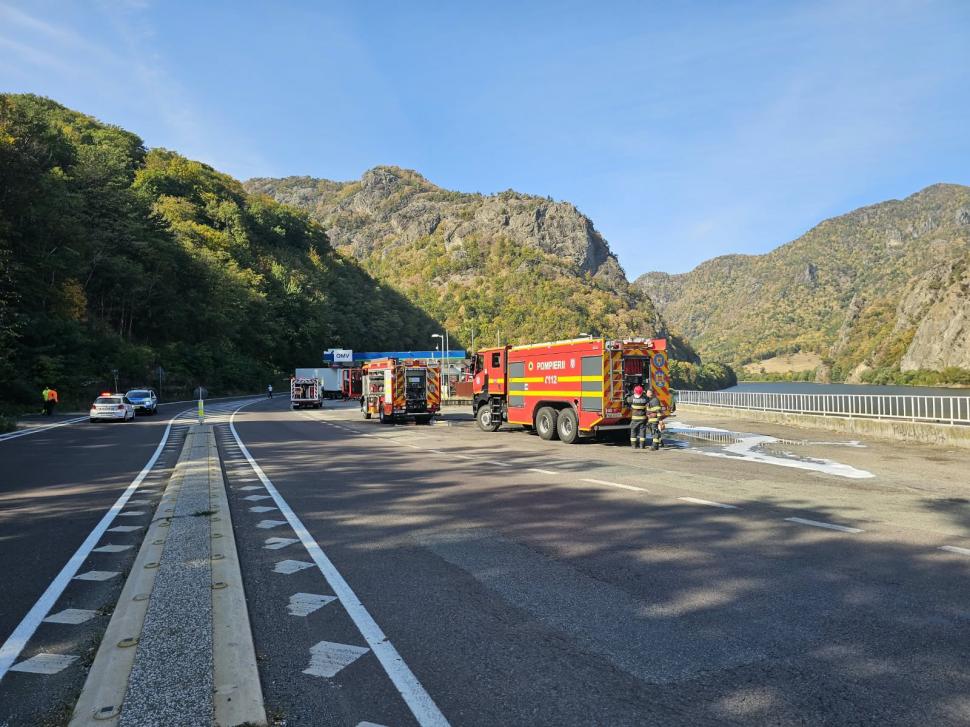 Accident grav la OMV, pe Valea Oltului. Un camion a lovit o pompă, în benzinărie: S-a scurs combustibil, traficul e blocat 1108390