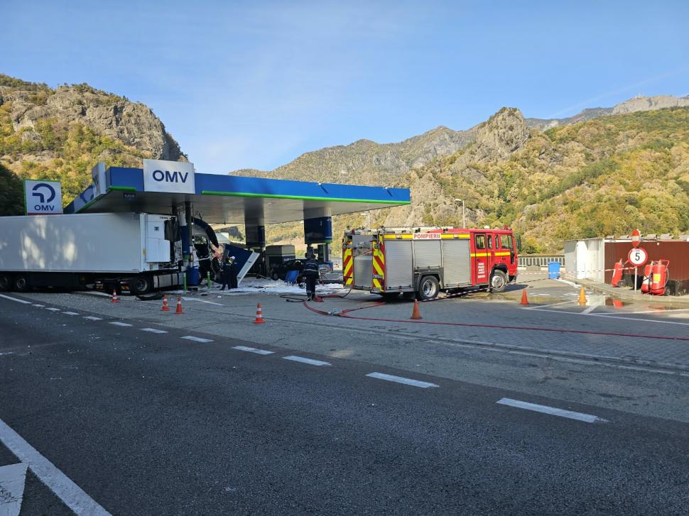 Accident grav la OMV, pe Valea Oltului. Un camion a lovit o pompă, în benzinărie: S-a scurs combustibil, traficul e blocat 1108391