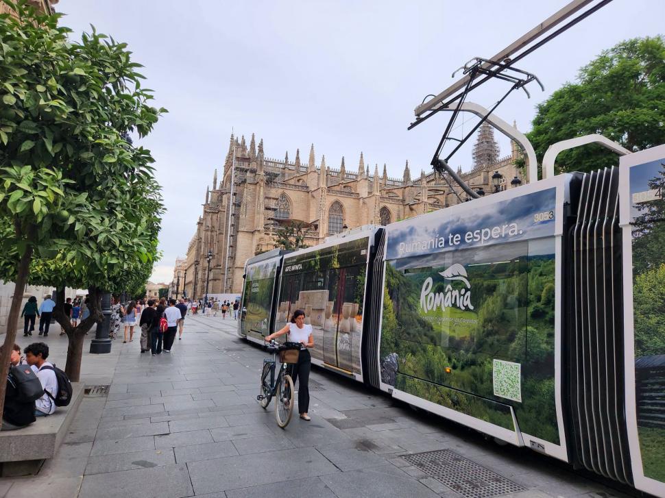 Cum arată tramvaiul din Sevilla care a fost colantat cu peisaje din România. Darău: "Vrem să-i determinăm pe oameni să vină în România" 1108280