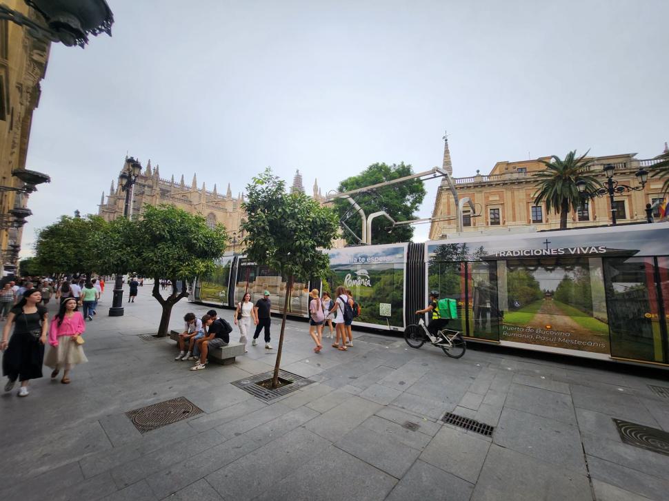 Cum arată tramvaiul din Sevilla care a fost colantat cu peisaje din România. Darău: "Vrem să-i determinăm pe oameni să vină în România" 1108281
